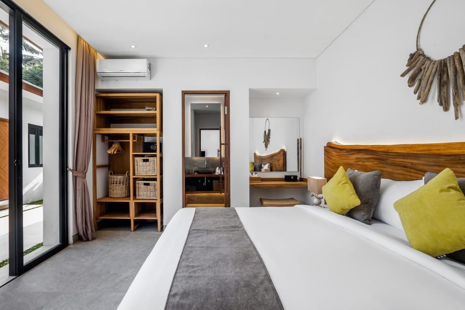 Bed, TV and multimedia, Bedroom