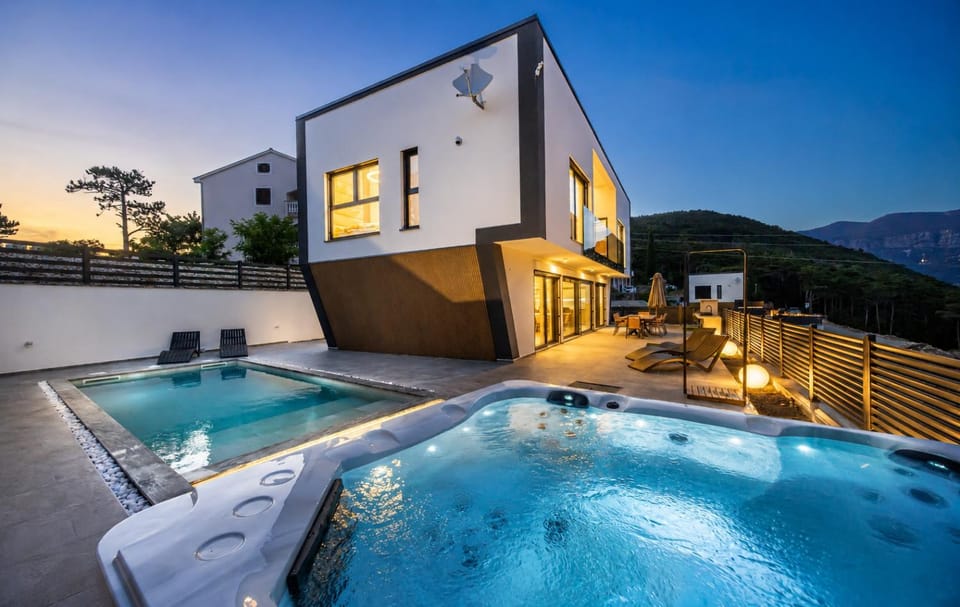 Property building, Hot Tub, Balcony/Terrace, Swimming pool