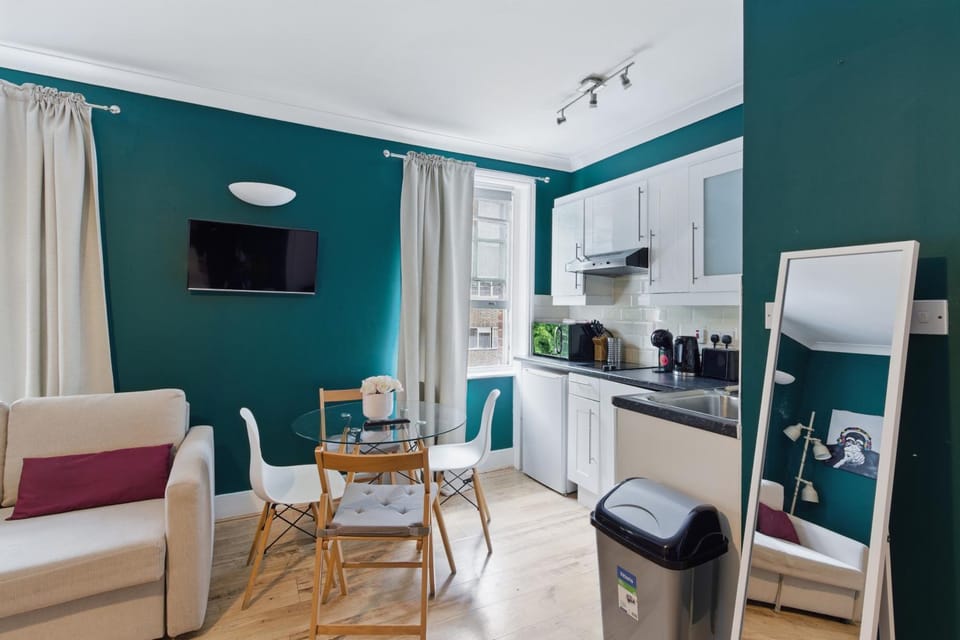 TV and multimedia, Coffee/tea facilities, Kitchen or kitchenette, Dining area, oven, stove