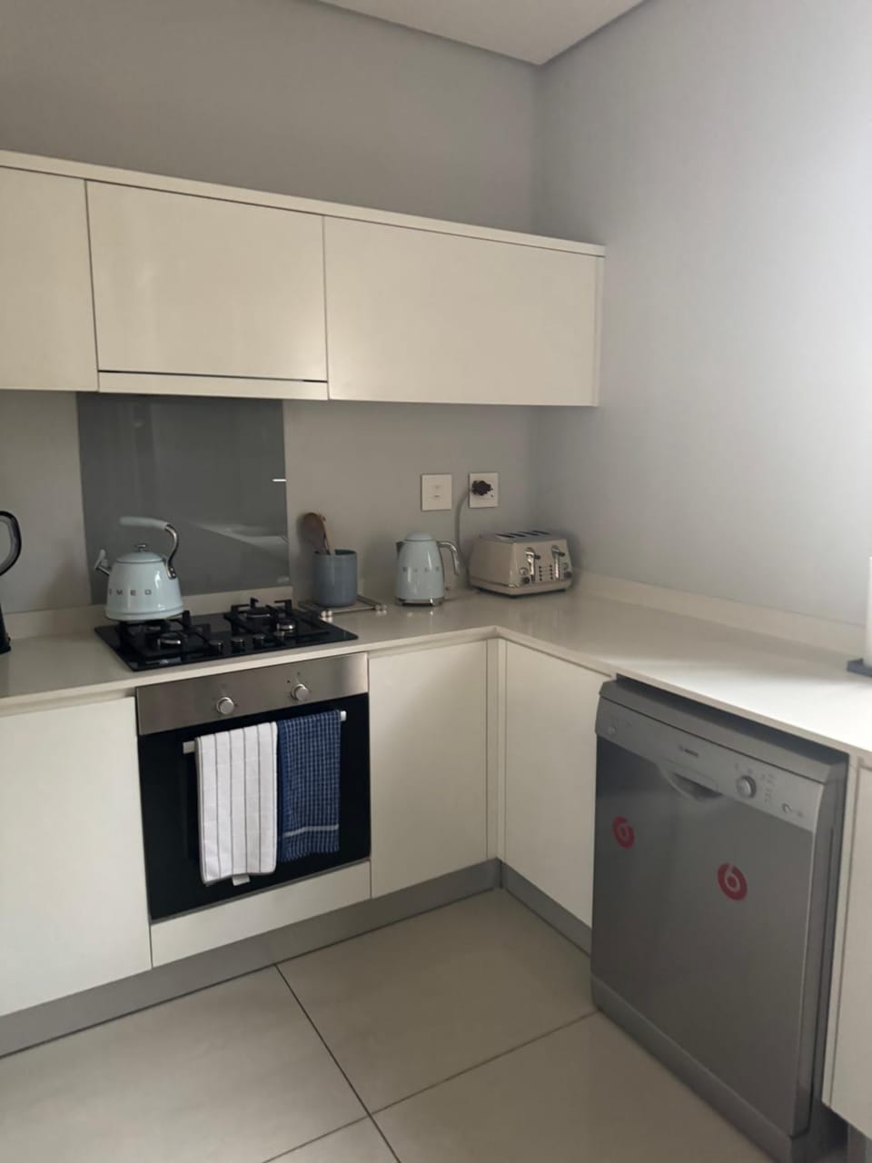 Cozy Haven- 2 bedrooms apartment in Hydepark suburb in Sandton Apartment in Sandton