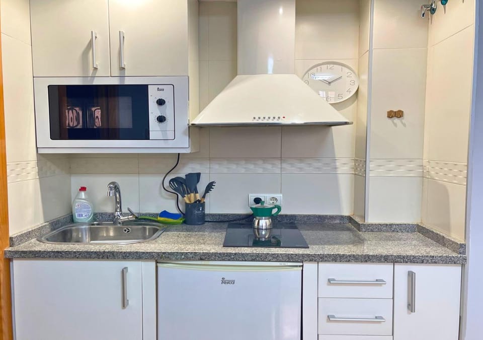 Kitchen or kitchenette, minibar, stove