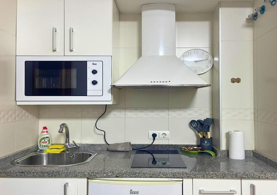Kitchen or kitchenette, minibar, stove
