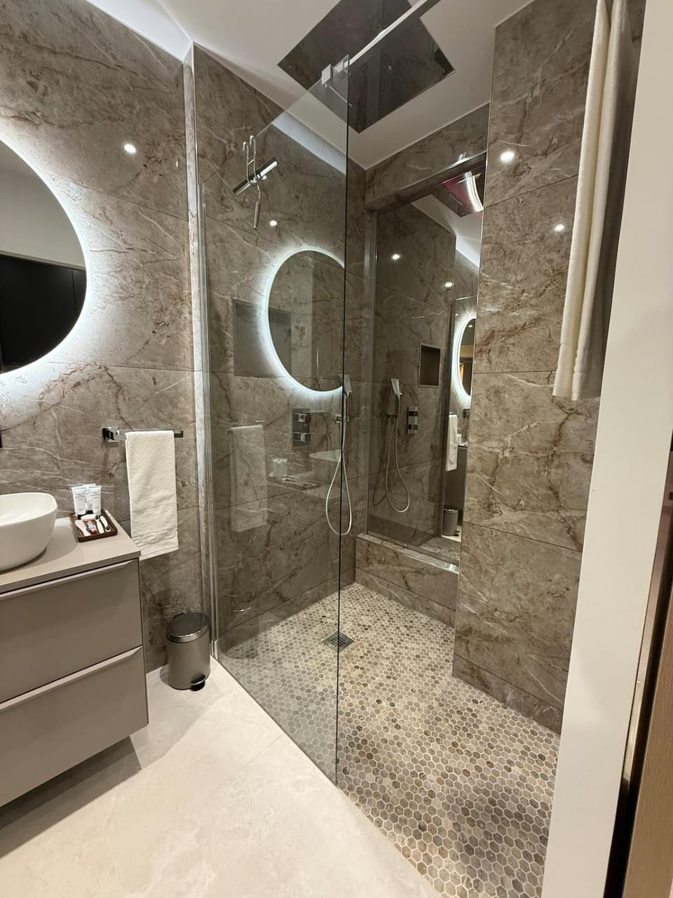 Tout pour Rêver - Love Room - Jacuzzi Apartment in Île-de-France