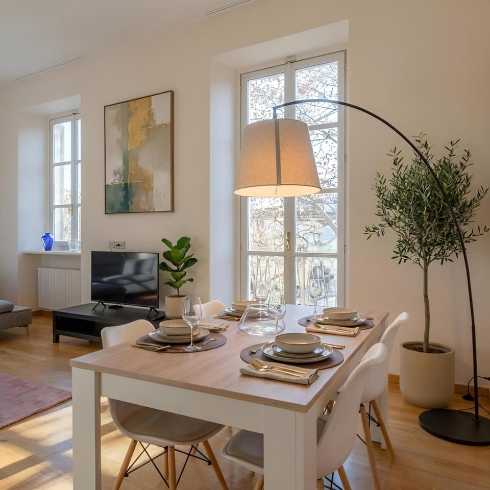 TV and multimedia, Living room, Seating area, Dining area