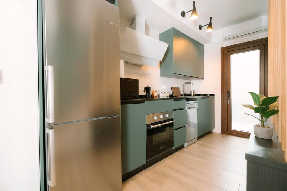Coffee/tea facilities, dishwasher, microwave, oven, washing machine, kitchen