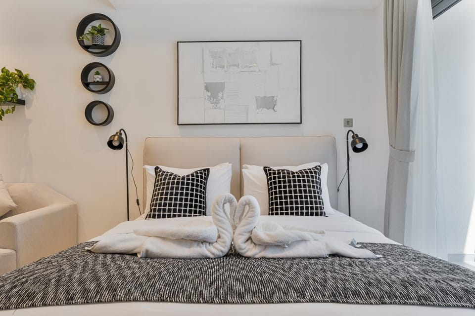 Bed, towels