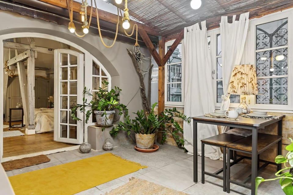 Vintage Bath Artist Sanctuary Calea Victoriei Apartment in Bucharest