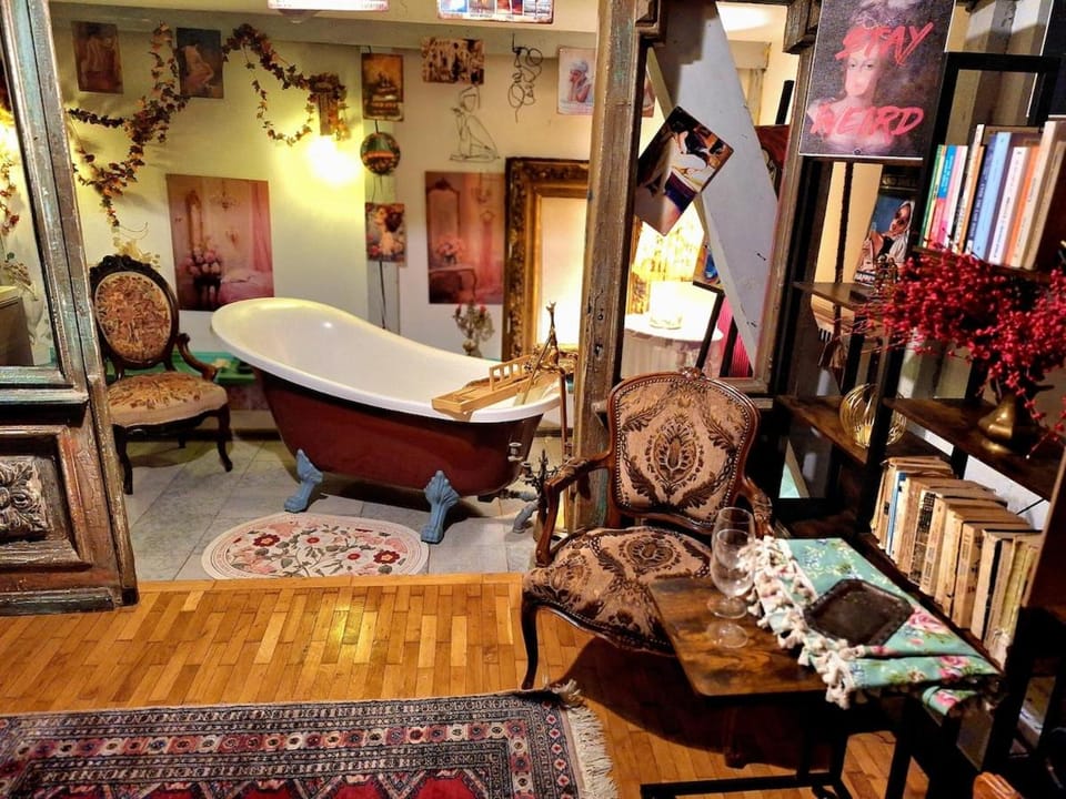 Vintage Bath Artist Sanctuary Calea Victoriei Apartment in Bucharest