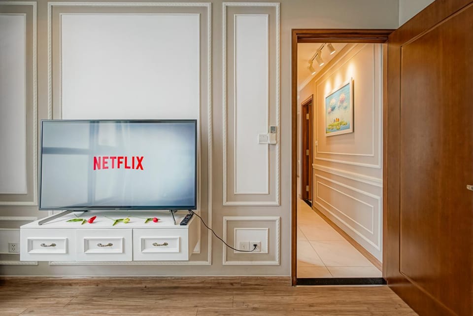 TV and multimedia, Living room, Evening entertainment