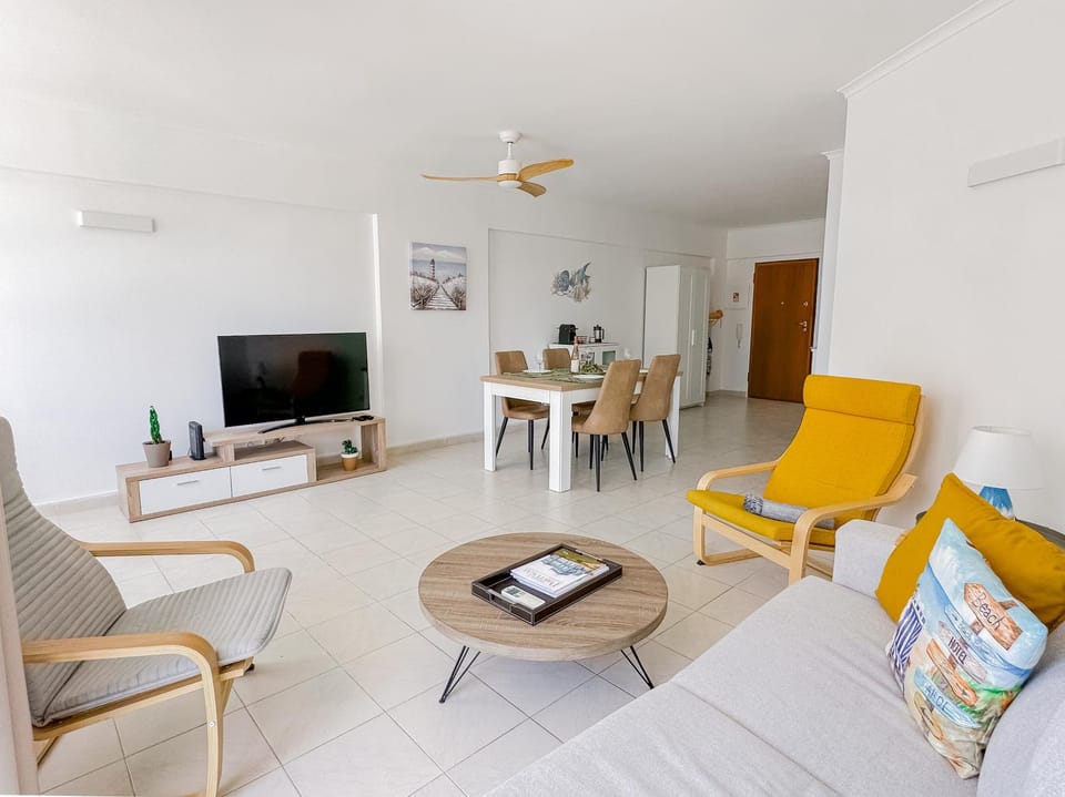 TV and multimedia, Living room, Seating area, Dining area