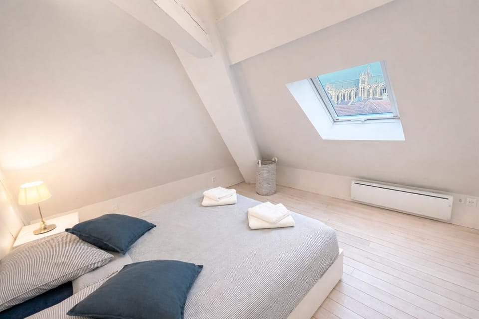 Nearby landmark, Bed, View (from property/room), Photo of the whole room, Bedroom, City view, Landmark view