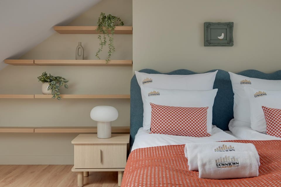 Bed, Photo of the whole room, Seating area, Bedroom