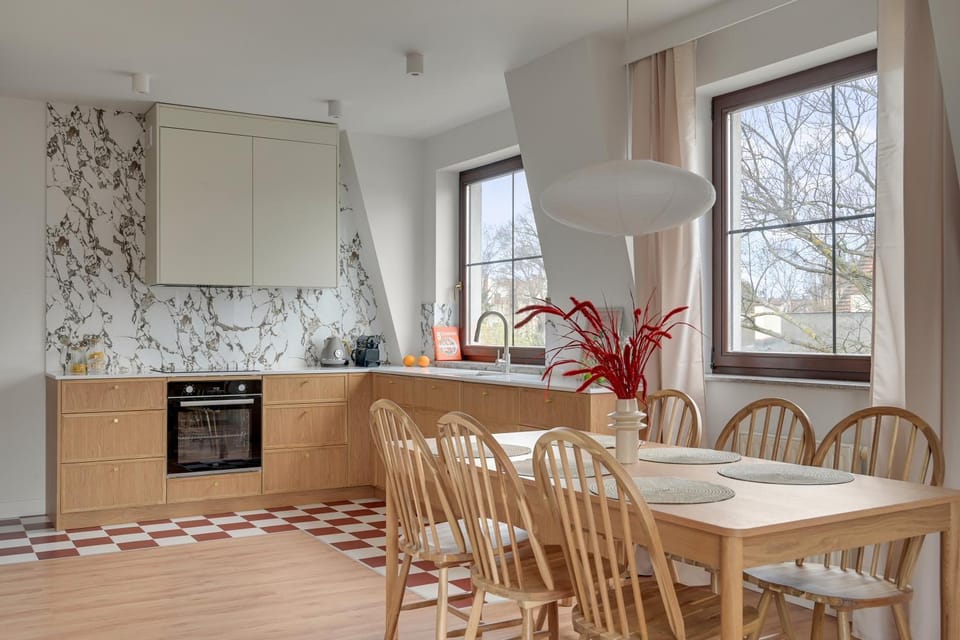 Kitchen or kitchenette, dishwasher, stove