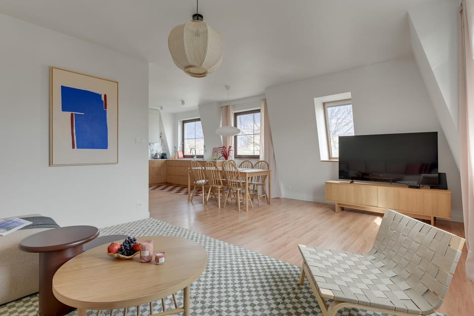 TV and multimedia, Living room, Seating area, Evening entertainment