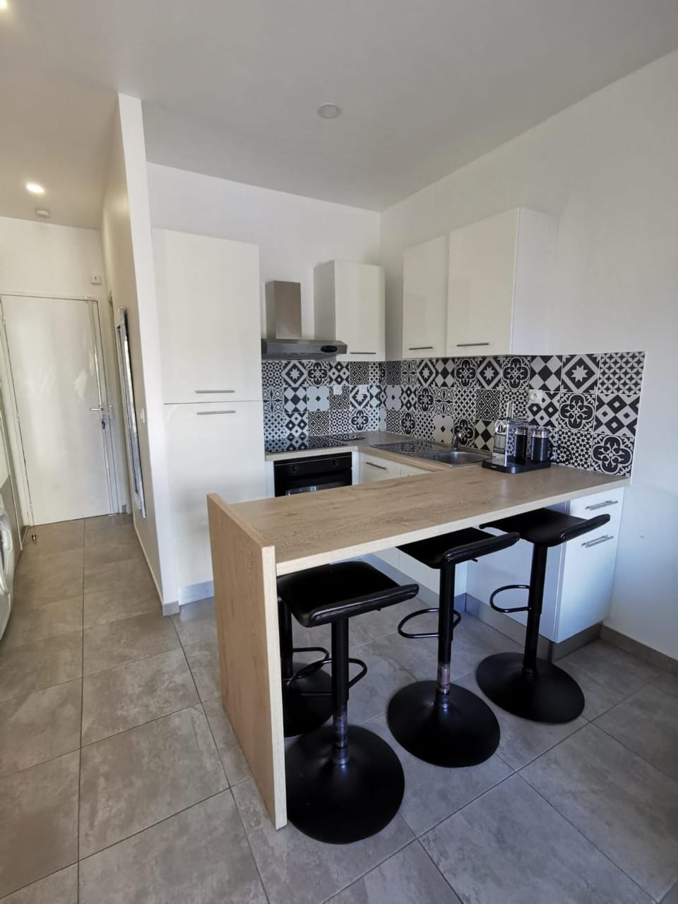 Dining area, dishwasher, stove