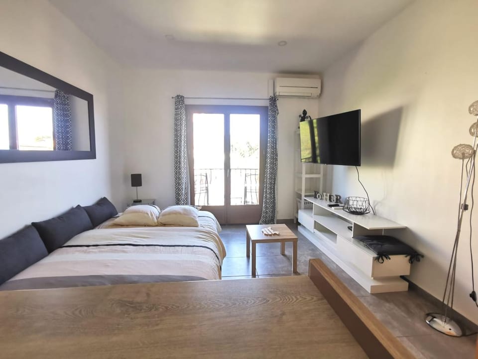 Studio Serenity - Clim - WIFI - Parking - Piscine - Front de mer - Proche commerces et centre ville Apartment in Fréjus