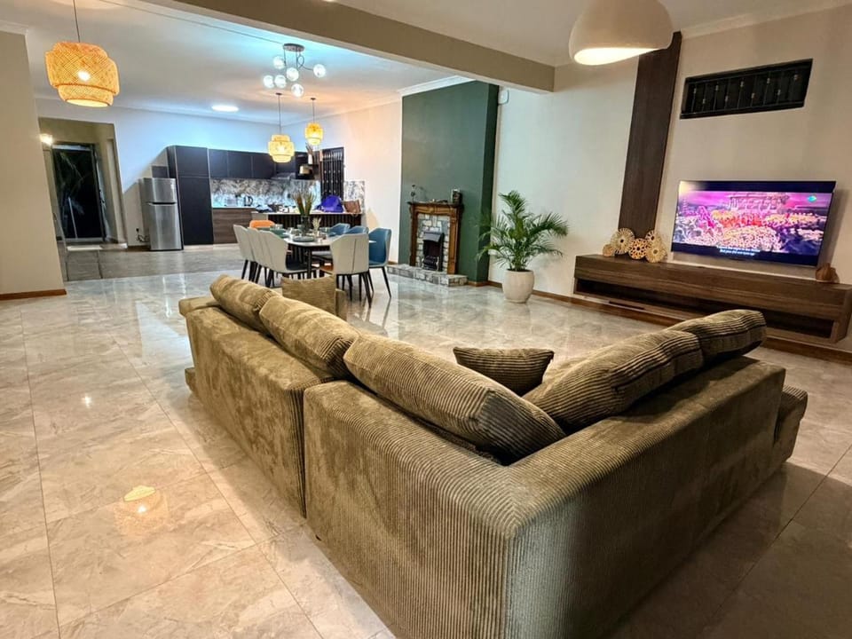 Communal lounge/ TV room, TV and multimedia, Living room, Seating area, Evening entertainment