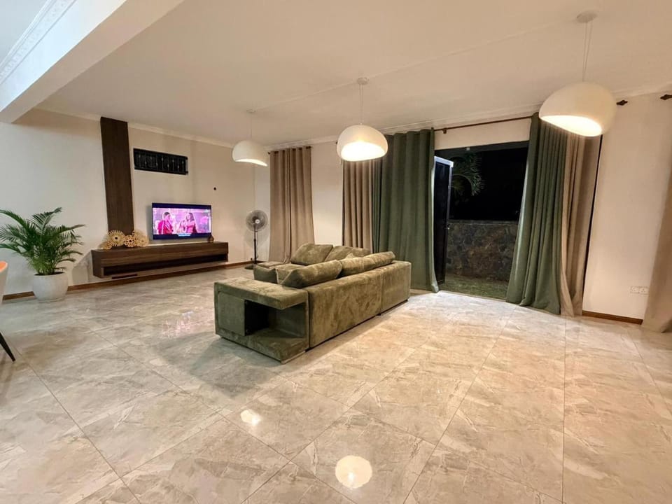 Communal lounge/ TV room, TV and multimedia, Living room, Seating area, Evening entertainment