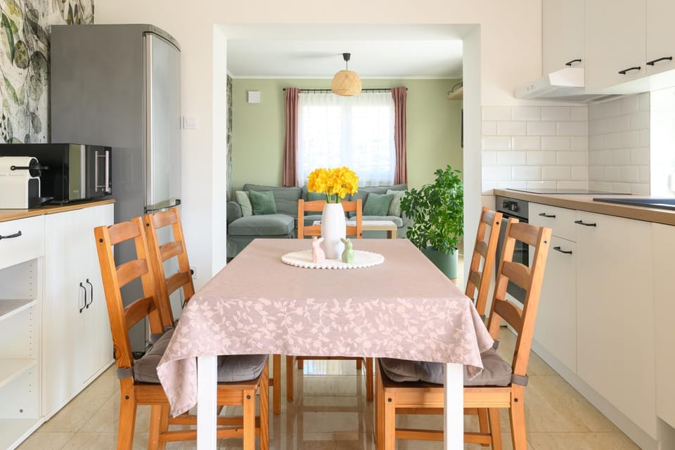 Restaurant/places to eat, Coffee/tea facilities, Dining area, Meals, microwave, oven, kitchen