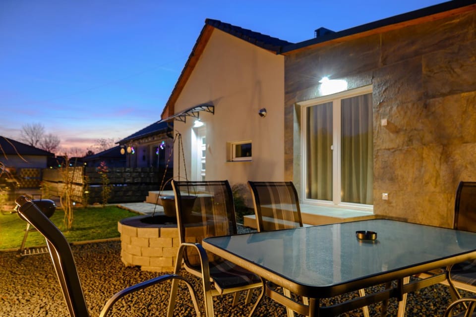 Property building, Patio, Facade/entrance, BBQ facilities, Garden, Balcony/Terrace, Garden view