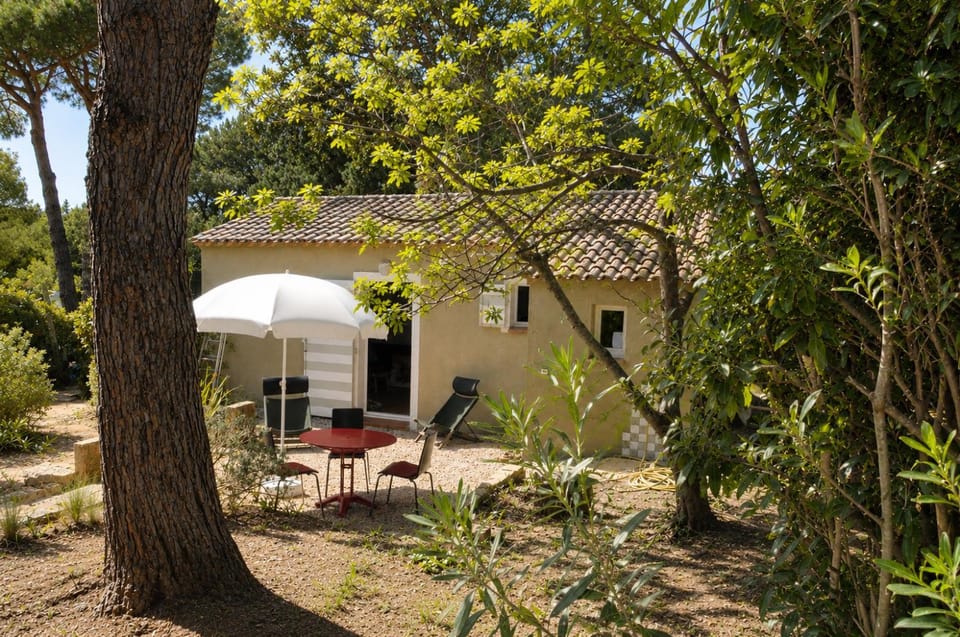 Property building, Garden, Dining area, Garden view, Meals