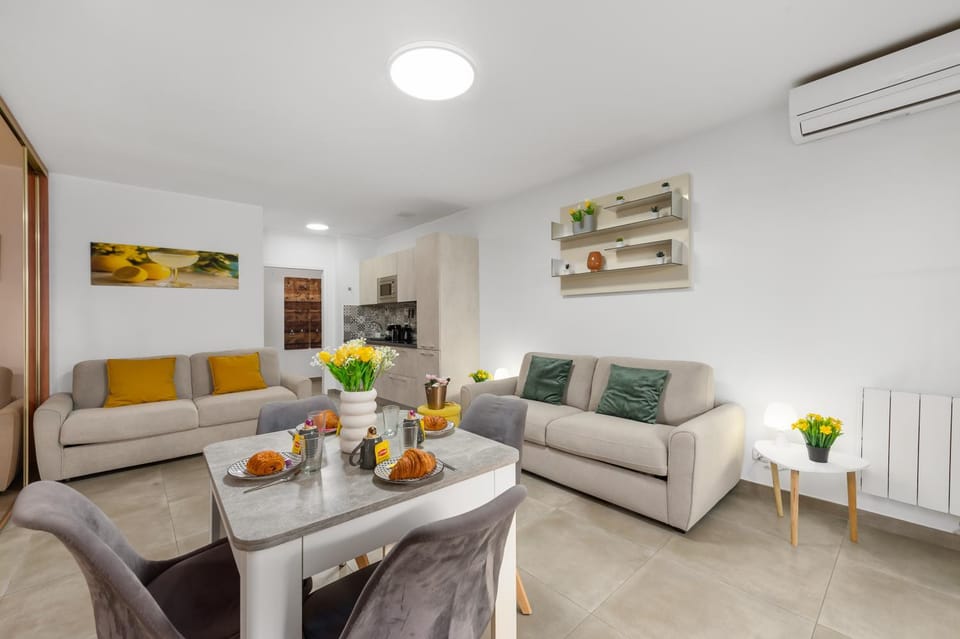 Kitchen or kitchenette, Living room, Seating area, Dining area, air conditioner