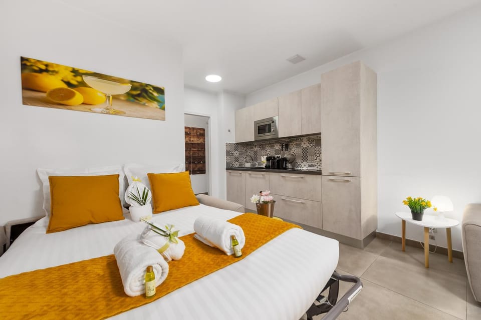 Communal lounge/ TV room, Bed, Living room, stove, kitchen
