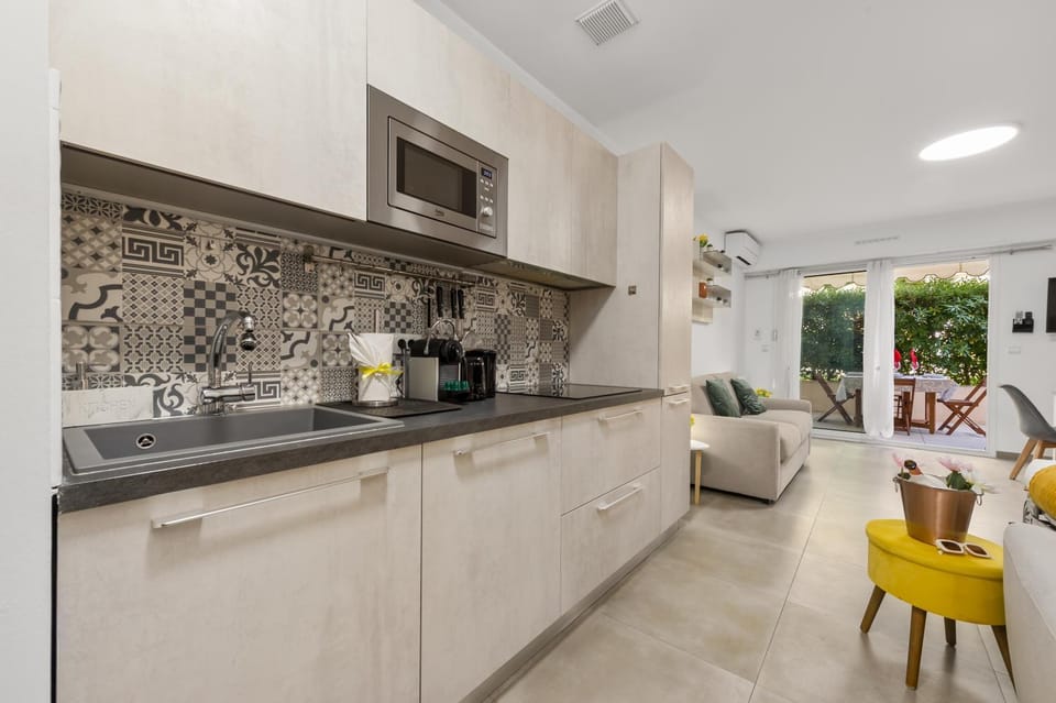 Coffee/tea facilities, stove, kitchen