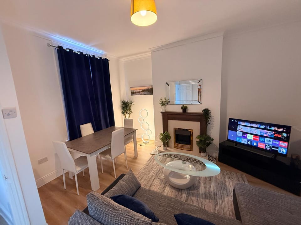 TV and multimedia, Living room, Seating area, Dining area