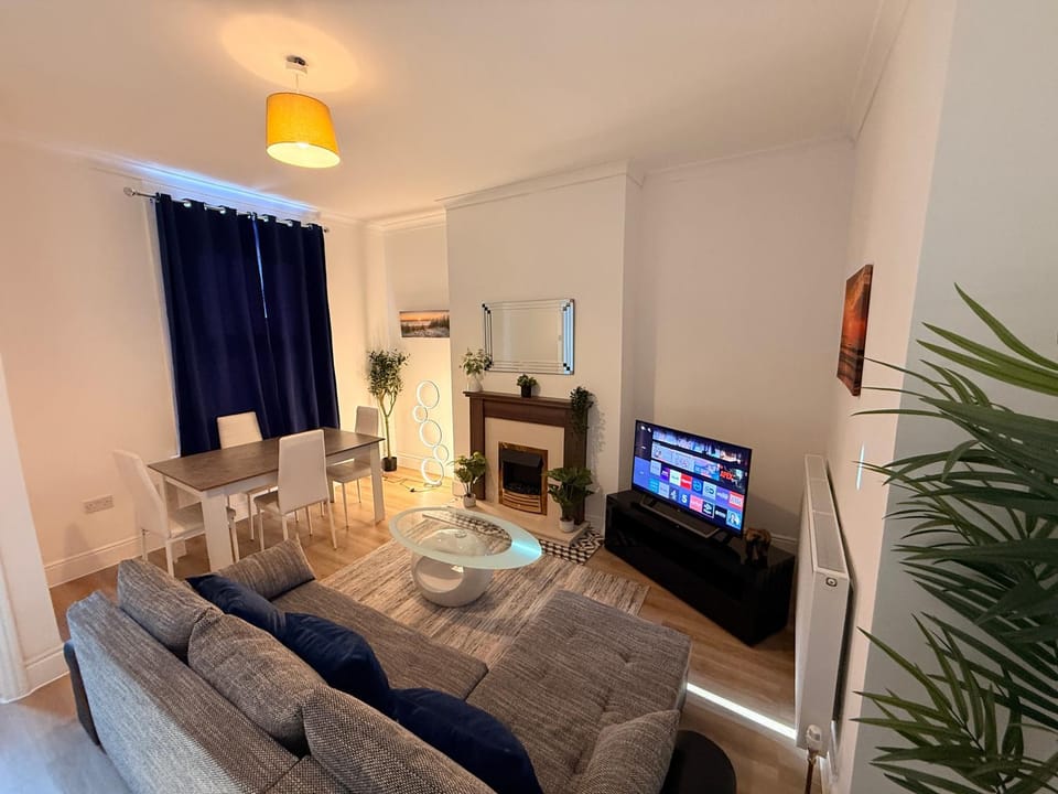 Communal lounge/ TV room, Living room, Seating area