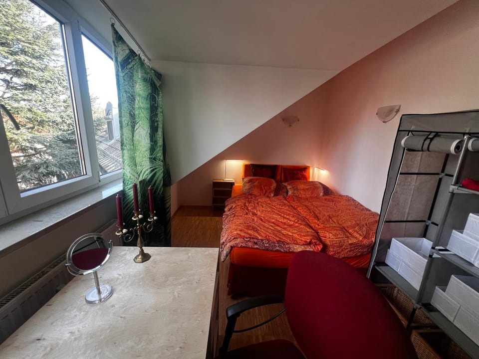 Möblierte 3-Zimmer-Wohnung mit Balkon zur Zwischenmiete in München-Pasing Apartment in Munich