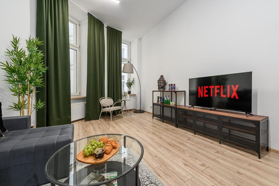 Communal lounge/ TV room, TV and multimedia, Living room, Street view, Family