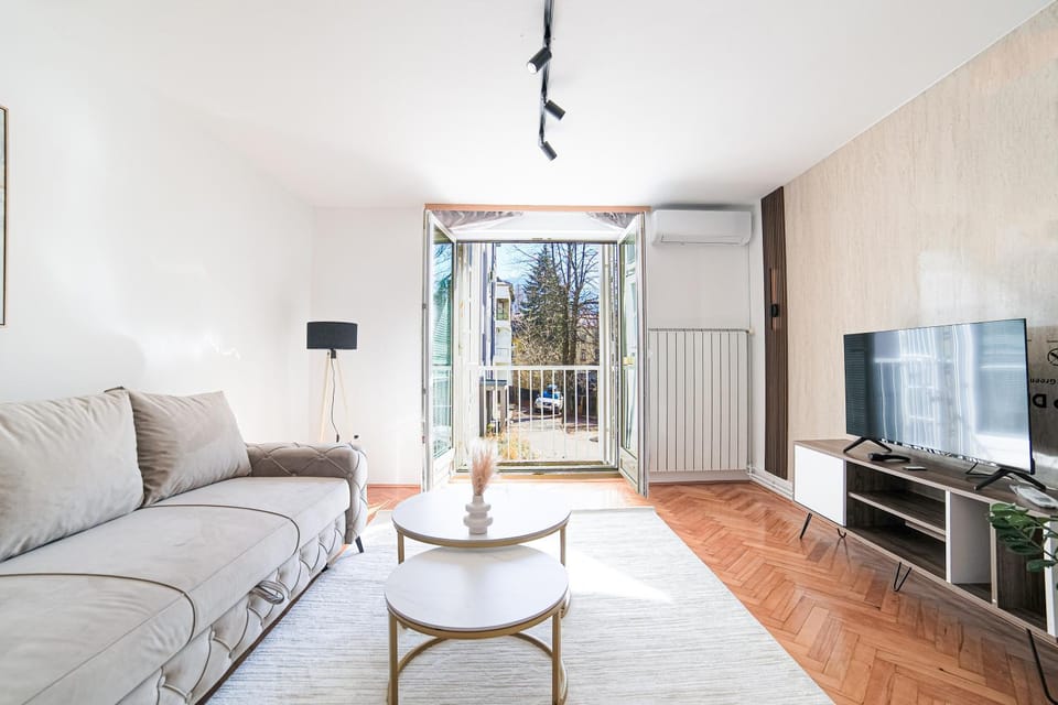 TV and multimedia, Balcony/Terrace, Living room, Seating area, Evening entertainment