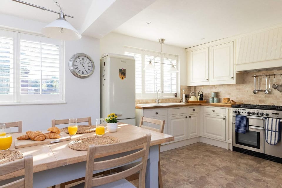 Coffee/tea facilities, Kitchen or kitchenette, Dining area, oven, stove, toaster