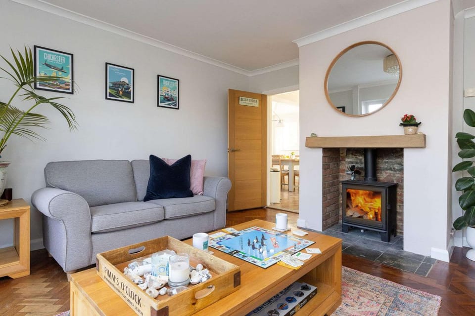 Sussex Escape for 8 with Hot Tub nr Goodwood House in Bosham