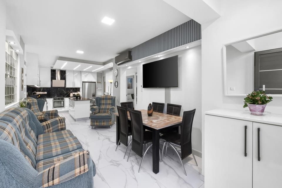 TV and multimedia, Kitchen or kitchenette, Living room, Seating area, Dining area