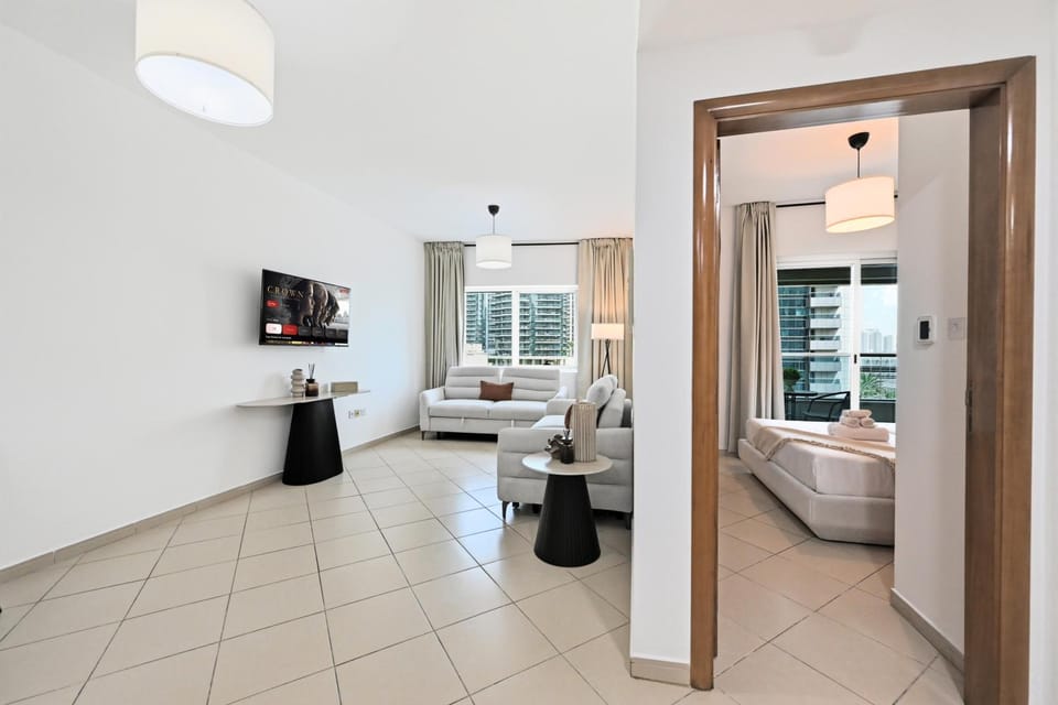 Bed, TV and multimedia, Living room, Photo of the whole room, Seating area, Bedroom, towels