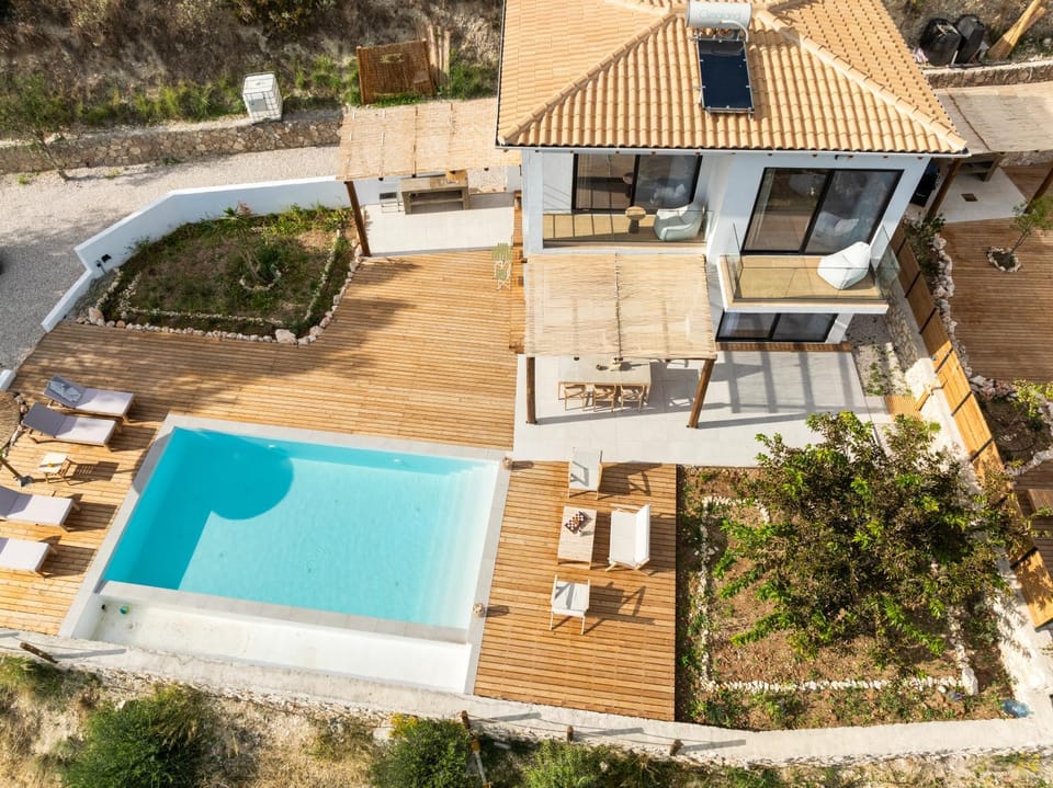 Patio, Swimming pool, Swimming pool, Location, sunbed