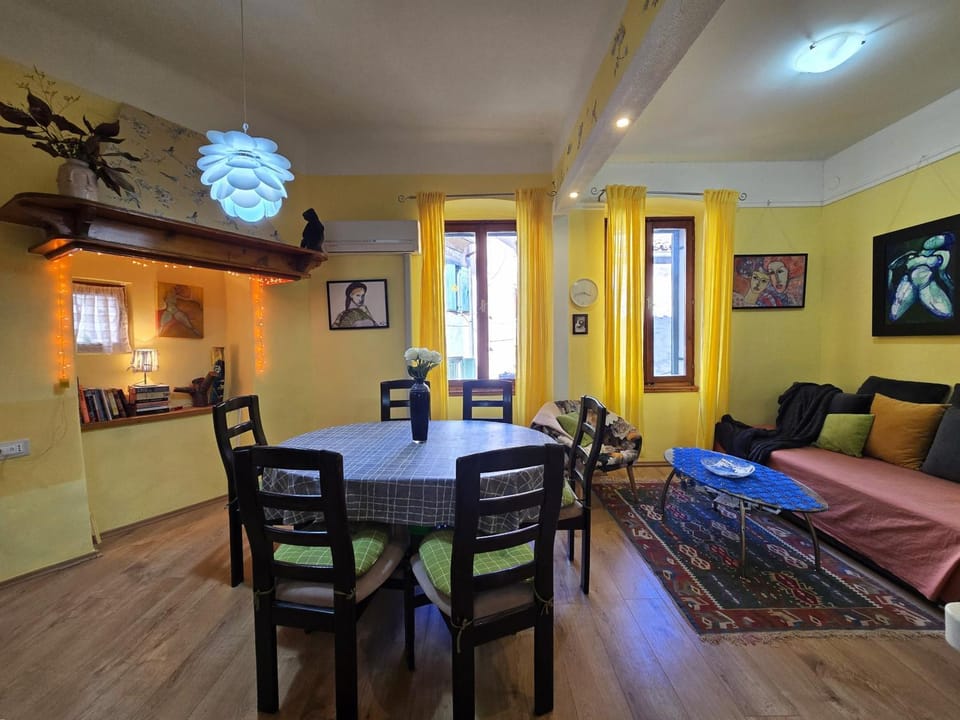 TV and multimedia, Living room, Photo of the whole room, Seating area, Dining area