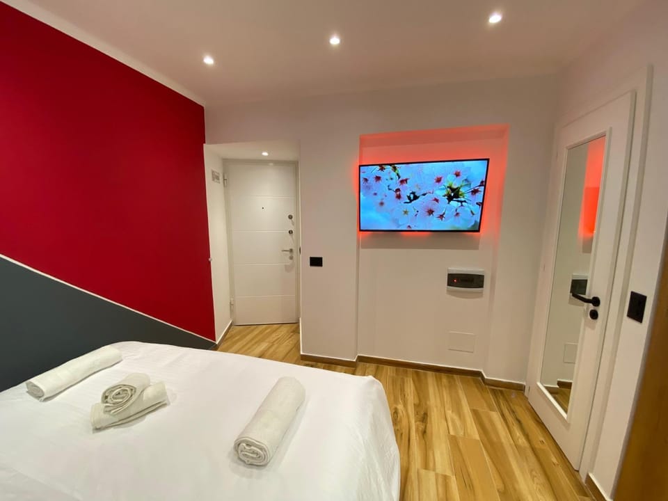 Bed, TV and multimedia, Bedroom