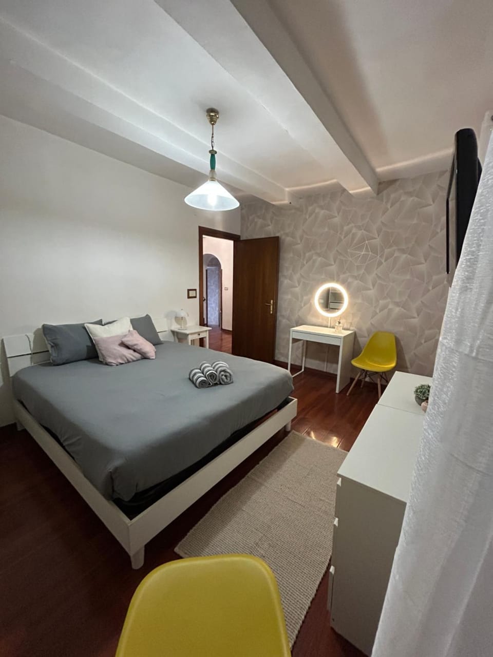 Bed, TV and multimedia, Bedroom
