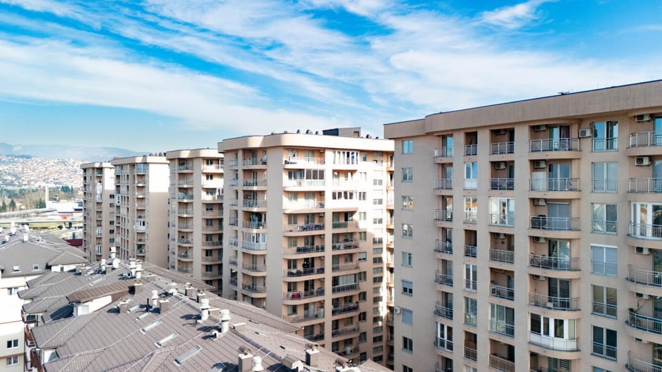 Property building, Neighbourhood, Location