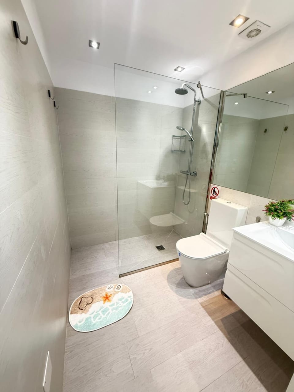 Shower, Toilet, Bathroom, towels