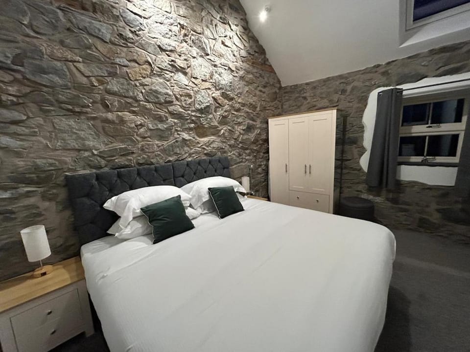 2 bed house sleeps 4 centre of Welshpool Parking House in Welshpool
