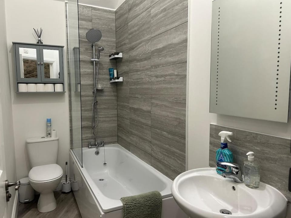 2 bed house sleeps 4 centre of Welshpool Parking House in Welshpool