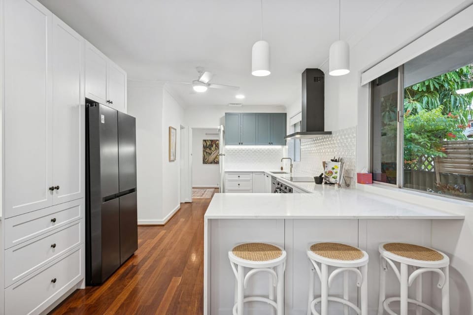 Beach House Family Friendly Enclosed Yard House in Perth