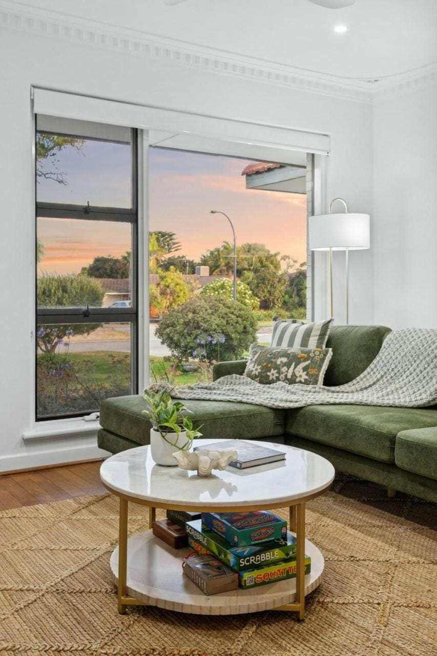 Beach House Family Friendly Enclosed Yard House in Perth