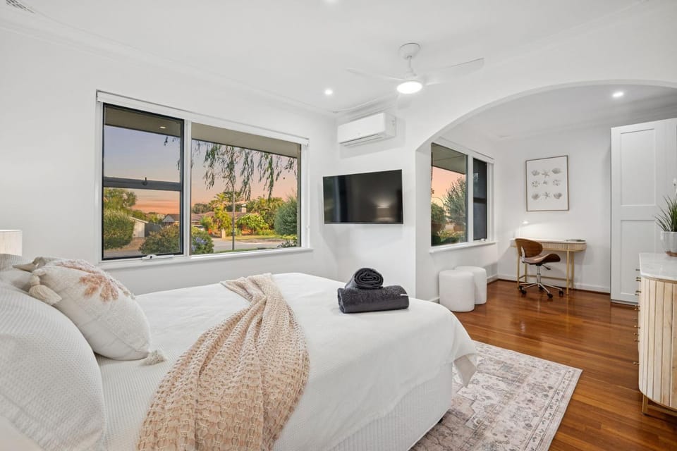 Beach House Family Friendly Enclosed Yard House in Perth