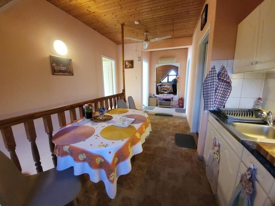 Restaurant/places to eat, Dining area