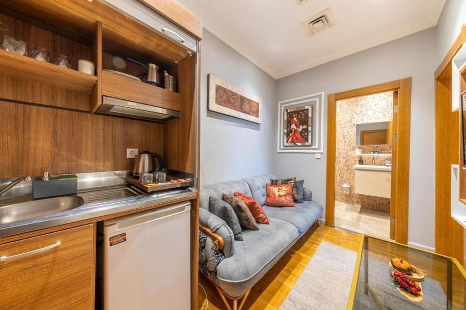 Coffee/tea facilities, Living room, Seating area, minibar